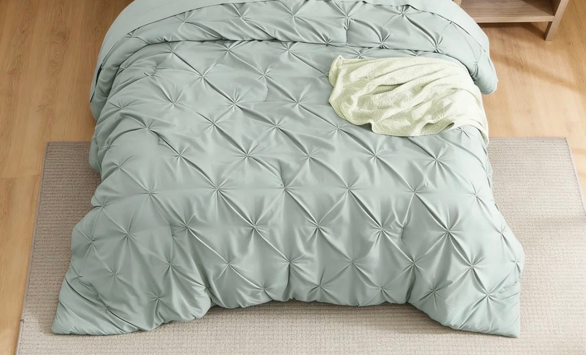 Bedding - Queen Size Gentlesoft Pintuck Green Comforter