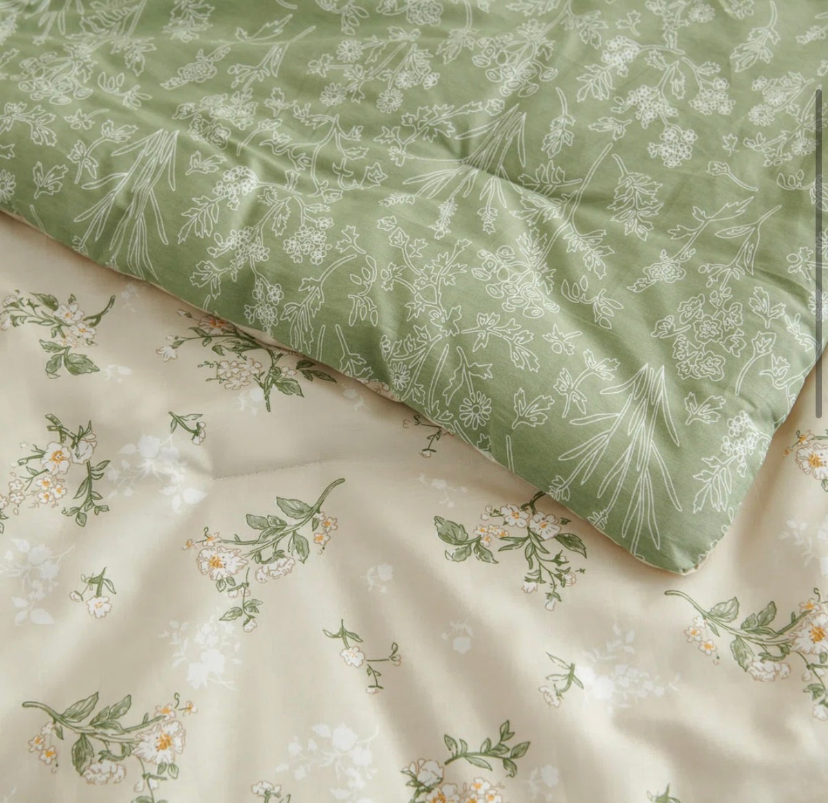 Bedding - Queen Size Nayoroom 3 Piece Beige & Green Floral Reversible Comforter Set
