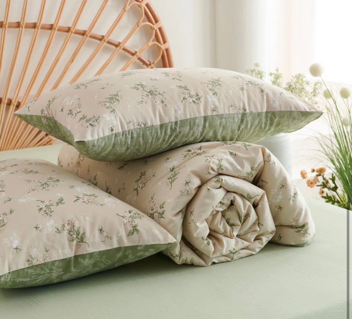 Bedding - Queen Size Nayoroom 3 Piece Beige & Green Floral Reversible Comforter Set